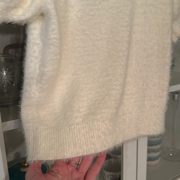 NWT Old Navy size M fuzzy puff-sleeve sweater - Picture 5 of 8